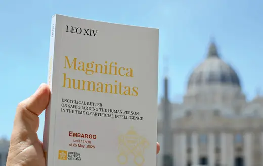 Wielu spodziewało się zapewne, że Magnifica humanitas będzie encykliką orzekającą, że taka czy inna technologia jest zła. Tymczasem to bardzo pozytywna wizja tego, co można robić, a przede wszystkim wielka afirmacja człowieczeństwa – mówi Maciej Mróz. Encyklikę zaprezentowano 25 maja w Watykanie | fot. Alberto Pizzoli/AFP/East News