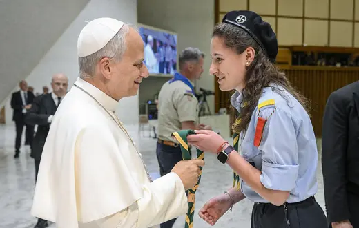 Papież Leon XIV spotyka się z europejską młodzieżą skautową. Kościół już od czasów Leona XIII podkreśla, że wychowanie młodych w duchu pokoju i solidarności jest fundamentem sprawiedliwego świata. Watykan, 1 czerwca 2026 r. | fot. VATICAN MEDIA/East News