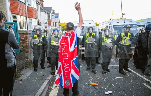 Demonstracja w Southampton, 2 czerwca 2026 r. Protestujący wyszli na ulice po opublikowaniu nagrań z kamer policjantów, pokazujących, że funkcjonariusze nie pomogli Henry'emu Nowakowi, który mówił, że został pchnięty nożem i nie może oddychać | fot. Justin Tallis/AFP/ East News