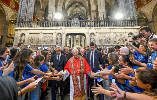 Papież Leon XIV witany przez wiernych w Katedrze Świętego Krzyża i św. Eulalii w Barcelonie, gdzie przewodniczył południowej modlitwie, 9 czerwca 2026 r. | Fot. VM/CPP/East News