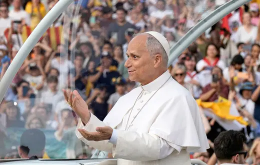 Leon XIV pozdrawia wiernych zgromadzonych na stadionie olimpijskim Lluís Companys w Barcelonie. Podczas pielgrzymki papież wykonał popularny wśród młodzieży gest „six seven". Hiszpania, 9 czerwca 2026 r. | fot. Bernat Armangue/AP/East News