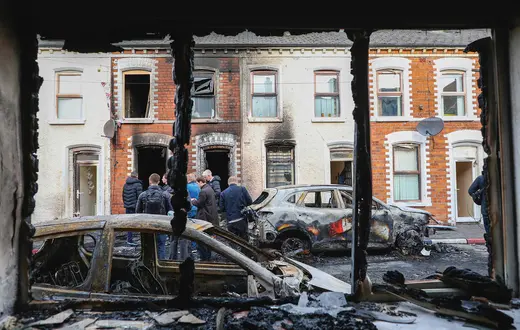 W Belfaście podczas antyimigranckich zamieszek płonęły m.in. sklepy należące do zagranicznych osiedleńców | fot. Paul Faith/AFP/East News