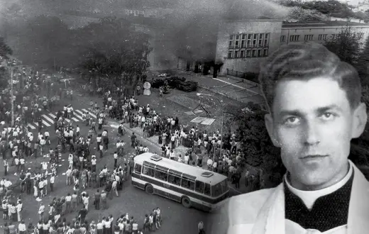 Protestujący robotnicy wokół podpalonego budynku KW PZPR w Radomiu, 25 czerwca 1976 roku. Ks. Roman Kotlarz solidaryzował się z brutalnie pacyfikowanym tłumem i zapłacił za to najwyższą cenę | fot. Wikipedia