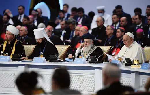 Papież Franciszek podczas pielgrzymki do Kazachstanu we wrześniu 2022 roku. Wziął tam udział w VII Kongresie Przywódców Światowych i Tradycyjnych Religii, a także spotkał się z miejscowymi katolikami, stanowiącymi 2 proc. kazachskiego społeczeństwa | fot. Filippo Monteforte/AFP/East News