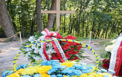 Uroczysty pogrzeb polskich ofiar rzezi wołyńskiej na terenie nieistniejącej już dziś wsi Puźniki w obwodzie tarnopolskim na Ukrainie, 6 września 2025 r. Wcześniej, w kwietniu, polsko-ukraiński zespół badaczy ekshumował szczątki 42 osób zamordowanych przez UPA podczas ataku na wieś w nocy z 12 na 13 lutego 1945 r. Były to pierwsze ekshumacje od czasu wydania w 2017 r. przez Ukraiński Instytut Pamięci Narodowej zakazu prowadzenia prac poszukiwawczych | Fot. Wojciech Olkuśnik/East News