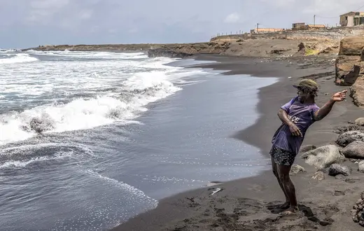 Rybak na plaży na wyspie Santiago, 21 maja 2026 r. Wyspy Zielonego Przylądka słyną z pięknych, piaszczystych plaż, jednak niektóre z nich giną ze względu na nielegalne wydobycie piasku. Z problemem tym mierzą się zwłaszcza uboższe, nieturystyczne regiony wyspy | Fot. Patrick Meinhardt/AFP/East News