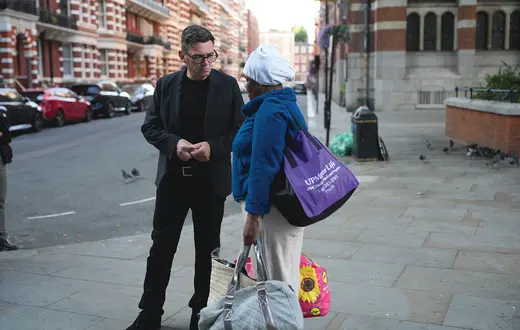 Andy Burnham rozmawia z Hubarem, osobą w kryzysie bezdomności, podczas spotkania z bezdomnymi na ulicy w towarzystwie pracowników londyńskiej organizacji charytatywnej The Passage, poniedziałek 20 lipca 2026 r. | fot. Christopher Furlong/Associated Press/East News