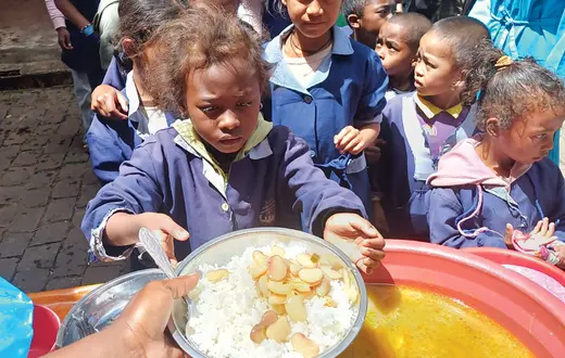 Wydawanie posiłków w „podwórkowej stołówce” sióstr franciszkanek w Antananarywie na Madagaskarze | fot. Materiały prasowe/SMZ KS