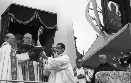 Prymas Polski kard. Stefan Wyszyński w otoczeniu paulinów na Jasnej Górze podczas odnowienia Jasnogórskich Ślubów Narodu Polskiego, 26 sierpnia 1966 r. | Fot. NAC