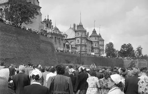 Stragany z pamiątkami pod murami klasztoru, Częstochowa, 1956 r. | fot. Akg-images/Erich Lessing/East News