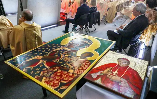 Wizerunek Matki Bożej Częstochowskiej – symbol polskiej tożsamości – w towarzystwie wizerunku bł. kard. Stefana Wyszyńskiego, wielkiego czciciela Madonny z Jasnej Góry. Uroczystości beatyfikacyjne w Świątyni Opatrzności Bożej w Warszawie, 12 września 2021 r. | Fot. Jakub Kaminski/East News
