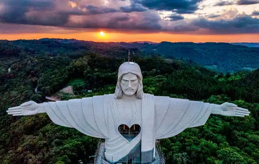 Pomnik Chrystusa Opiekuna w Encantado w Brazylii (43, 5 m wysokości, w tym sama figura 37, 5 m, tu widoczny fragment) przewyższył posąg Chrystusa Odkupiciela w Rio de Janeiro, ustępując jednak m.in. figurze Chrystusa Króla w Świebodzinie | Fot. Emin Sansar/EAST NEWS