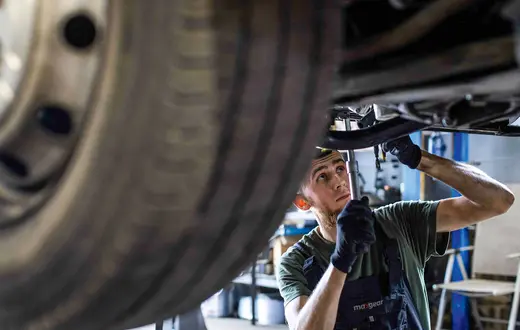 33-letni ukraiński mechanik samochodowy Oleksandr Belyba podczas pracy w warsztacie prowadzonym przez jego przyjaciela z dzieciństwa w Warszawie, 24 czerwca 2025 r. | Fot. WOJTEK RADWANSKI/AFP/East News