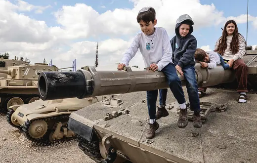 Izraelskie dzieci w muzeum wojsk pancernych na wzgórzu Latrun, 21 kwietnia 2026 roku | fot. Jack Guez/AFP/East News
