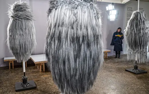Instalacja Aeolian Suite fińskiej artystki Jenny Suteli udostępniona podczas dni prasowych przed Biennale w Wenecji, 5 maja 2026 r. Instalacja czerpie inspirację z naturalnych ruchów powietrza oraz nagrań wiatru m.in. w Wenecji i Helsinkach i przekształca pawilon Finlandii w żywy, dźwiękowo-ruchowy pejzaż | Fot. MARCO BERTORELLO/AFP/East News