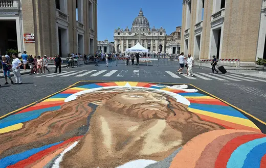 Infiorata to tradycja układania artystycznych dywanów z płatków kwiatów i roślin na ulicach z okazji ważnych uroczystości religijnych, najsilniej związana z Włochami. Na zdjęciu: dywan kwiatowy przedstawiający Jezusa ułożony w uroczystość Świętych Piotra i Pawła, 29 czerwca 2026 r. | Fot. IMAGO/ALESSIA GIULIANI/East News