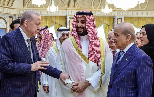 Książę koronny Arabii Saudyjskiej Mohammed bin Salman (pośrodku), prezydent Turcji Recep Tayyip Erdoğan (z lewej) oraz premier Pakistanu Shehbaz Sharif podczas podpisania trójstronnego paktu obronnego | Fot. HANDOUT/AFP/East News