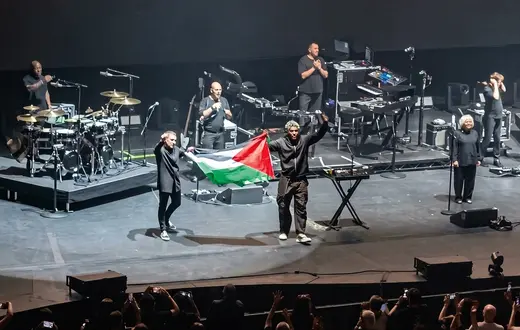 Za rozwinięcie flagi Palestyny w czasie koncertu w Singapurze 29 lipca br. grupa Massive Attack trafiła do aresztu i otrzymała bezterminowy zakaz wjazdu do kraju | Fot. Screen/Fb