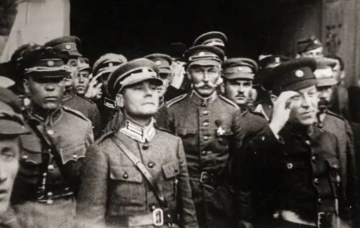 Symon Petlura (z prawej) i oficerowie armii Ukraińskiej Republiki Ludowej – wśród nich płk Marko Bezruczko (w środku, na pierwszym planie) – 23 maja 1920 r., w Kijowie. Obowiązujące wówczas polsko- -ukraińskie porozumienie zakładało wspólną walkę z bolszewikami, wyzwolenie Ukrainy i uznanie przez Polskę jej niepodległości | Fot. WikimediaCommons