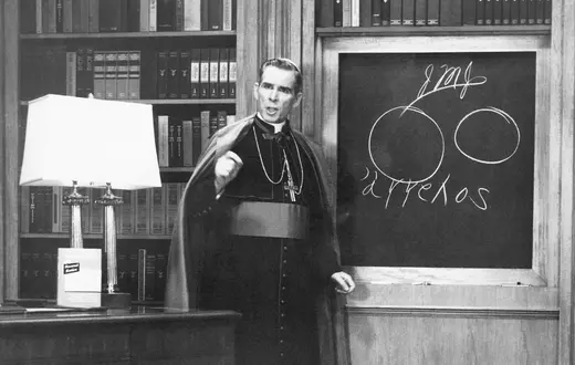 W swoim programie miał do dyspozycji tylko tablicę i kredę. Punktem wyjścia każdej trwającej niespełna pół godziny audycji było pytanie znane z codziennego życia | fot. Everett Collection/East News