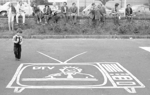 Napis przeciwko cenzurze w mediach na parkingu przed halą Olivii w Gdańsku podczas I Krajowego Zjazdu Delegatów NSZZ Solidarność, wrzesień 1981 r. | fot. Tadeusz Zagoździński/East News