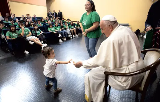 Papież Franciszek podczas spotkania z dziećmi i młodzieżą w ramach „Szkoły modlitwy”, podczas przygotowań do Jubileuszu 2025 w parafii św. Bernadetty Soubirous, Rzym, 24 maja 2024 r. | fot. Vatican Media/Catholic Press Photo/Abaca Press/East News