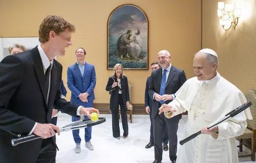 Jannik Sinner na audiencji u papieża, 14 maja 2025 r. Żaden żyrandol nie ucierpiał podczas spotkania włoskiego mistrza tenisowego z tenisistą amatorem Leonem XIV | Fot. Vatican Media/East News