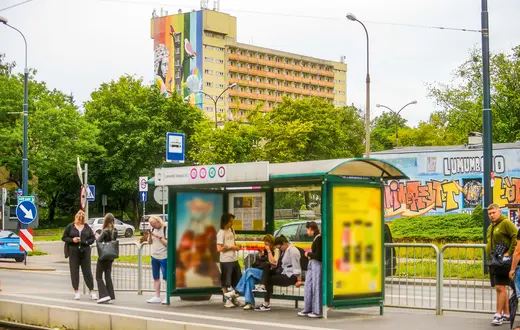 Przystanek tramwajowy przy powstałym w latach 50. osiedlu akademickim Lumumbowo w Łodzi, 1 sierpnia 2025 roku | Fot. Piotr Kamionka/REPORTER/East News