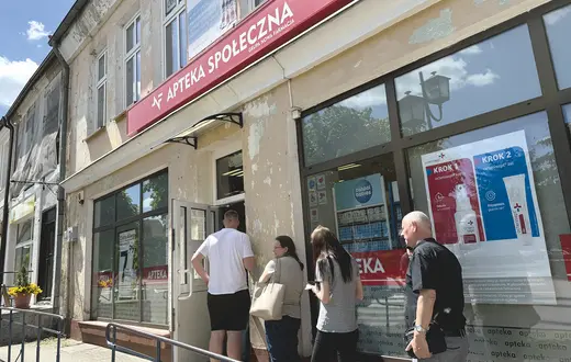 Polska wykazuje tzw. podwójną zależność lekową. Nasz kraj jest zależny od dostaw z innych państw unijnych, one zaś polegają na imporcie półproduktów i substratów spoza Europy, apteka w Działdowie, 22 maja 2026 r. | fot. Wojtek Laski/East News