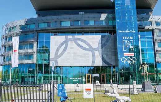 Siedziba Polskiego Komitetu Olimpijskiego po usunięciu reklamy firmy Zondacrypto, 1 maja 2026 r. Od 2025 firma była głównym sponsorem PKOl i miała prawa do wykorzystania wizerunku polskich olimpijczyków | Fot. Wojciech Olkuśnik/East News