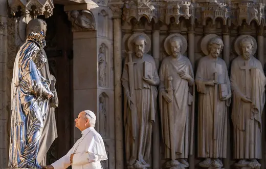 Papież Leon XIV przed ocalałą z pożaru Katedry Notre Dame srebrną figurą Matki Bożej z Dzieciątkiem w trakcie śpiewu Salve Regina na zakończenie uroczystych nieszporów, 25 września 2026 r. | fot. KENZO TRIBOUILLARD/AFP/East News