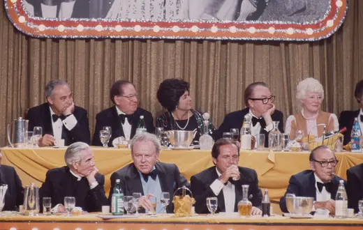Arcybiskup Fulton Sheen (pierwszy z lewej w dolnym rzędzie) podczas benefisu jego wielkiego telewizyjnego „rywala” Miltona Berle w 1973 r. | fot. American Broadcasting Companies/Getty Images