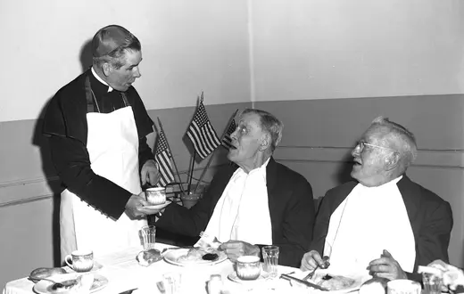 Biskup Fulton Sheen podaje obiad w domu opieki dla seniorów, Nowy Jork, 20 marca 1953 r. Jak mówił, przyjął święcenia, aby służyć | fot. Pat Candido/New York Daily News/Getty Images