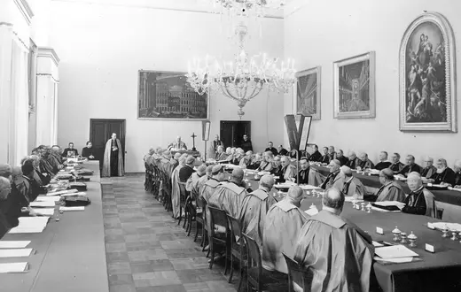 Posiedzenie plenarne Consilium – organu powołanego do wprowadzenia w życie soborowej konstytucji o liturgii. Chociaż w oficjalnych obradach brali udział głównie kardynałowie i biskupi, to właśnie w ich kuluarach, w domowych zaciszach i za pomocą takich zapisków jak odtajniony dziennik o. Josefa A. Jungmanna, wykuwał się ostateczny kształt współczesnej mszy św. | fot. Vatican News
