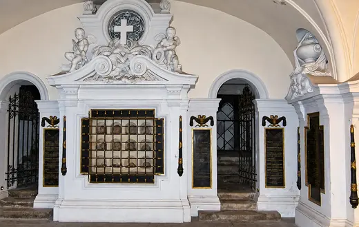 Krypta Męczenników w paryskim kościele karmelitów, upamiętniająca duchownych zamordowanych podczas tzw. masakr wrześniowych w 1792 roku. W czasie rewolucji francuskiej w wyniku antykatolickich prześladowań zginęło kilkanaście tysięcy osób | Fot. Wikimedia Commons