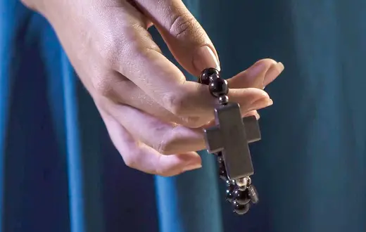 Aplikacja mobilna Click to Pray, zaprezentowana w Watykanie, działa w połączeniu z interaktywną bransoletką różańcową, pomagając użytkownikom śledzić postępy w modlitwie | Fot. Pope's Worldwide Prayer Network/East News