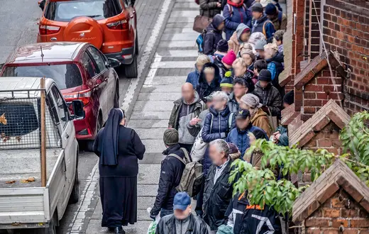 Osoby oczekujące na posiłek przed jadłodajnią dla ubogich prowadzoną przez siostry elżbietanki przy ul. Łąkowej w Poznaniu | Fot. Robert Woźniak/Polska Press/East News