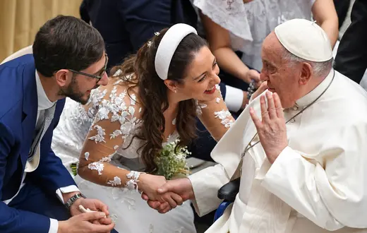 Papież Franciszek błogosławi nowożeńców w trakcie audiencji generalnej w Auli Pawła VI. Watykan, 28 lutego 2024 r. | Fot. Tiziana Fabi/AFP/East News