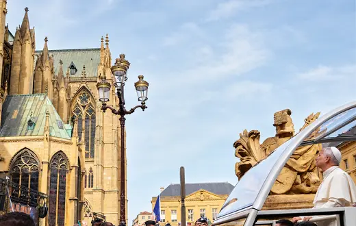 Leon XIV przed Katedrą św. Szczepana w Metz podczas pielgrzymki do Francji, 28 września 2026 r. Papież przypomniał o chrześcijańskich korzeniach i tożsamości Europy | Fot. Gregorio Borgia/AP/East News