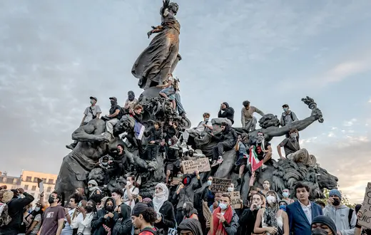 Manifestanci na Placu Republiki w Paryżu, 4 października 2026 r. Ogólnokrajowa fala strajków uczniów i brutalnych zamieszek doprowadziła do zakłócenia pracy ponad 700 szkół średnich i tysięcy aresztowań w całej Francji | fot. Veronique de Viguerie/Getty Images