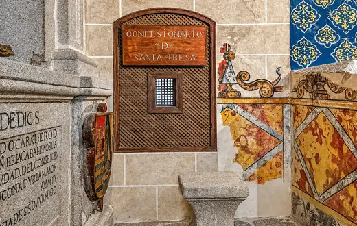 Konfesjonał św. Teresy od Jezusa w Kaplicy Chrystusa Konającego w Klasztorze Królewskim św. Tomasza w Ávili (Hiszpania) | Fot. KS. WOJCIECH NOWICKI