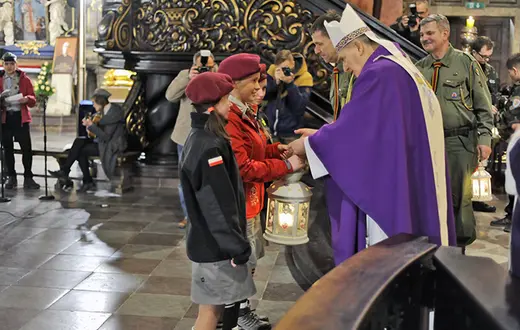 Harcerze przekazali Betlejemskie Światło Pokoju w poznańskiej farze