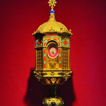 Z prawej strony od absydy znajduje się wejście do niewielkiego muzeum, w którym zobaczyć można m.in. krzyż laterański z XIII wieku i relikwiarz ze szczątkami św. Jana Chrzciciela | Fot. Wojciech Nowicki