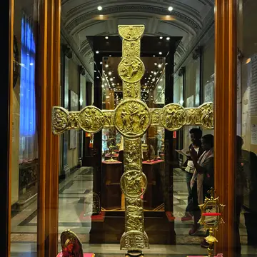Z prawej strony od absydy znajduje się wejście do niewielkiego muzeum, w którym zobaczyć można m.in. krzyż laterański z XIII wieku i relikwiarz ze szczątkami św. Jana Chrzciciela | Fot. Wojciech Nowicki