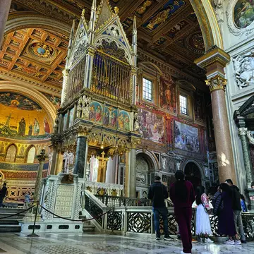 Gotycki baldachim z XIV wieku to jeden z najcenniejszych zabytków bazyliki. Znajduje się pod nim ołtarz, w którym umieszczono resztki stołu, przy którym Eucharystię miał celebrować św. Piotr. Baldachim pokryty freskami przez Barna da Sienę kryje też relikwie głów świętych Piotra i Pawła | Fot. Wojciech Nowicki