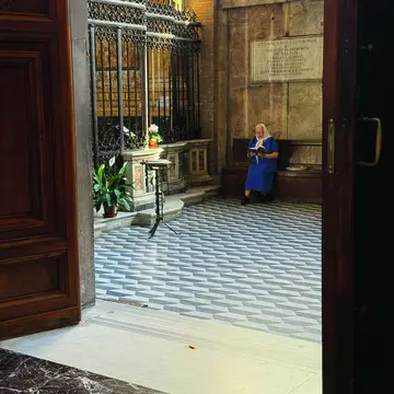 Modląca się kobieta w jednej z bocznych kapliczek | Fot. Wojciech Nowicki