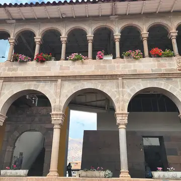 Pod budynkiem klasztoru Santo Domingo w Cusco znajdują się fragmenty Świątyni Słońca Coricancha, poświęconej inkaskim bogom