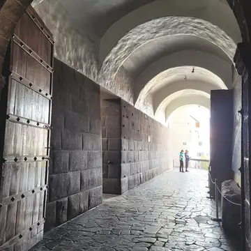 Pod budynkiem klasztoru Santo Domingo w Cusco znajdują się fragmenty Świątyni Słońca Coricancha, poświęconej inkaskim bogom