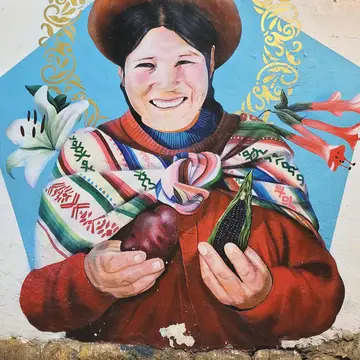 Wędrując ulicami Cusco, mija się piękne murale. Na tym Indianka prezentuje „złoto Peru” – ziemniaka oraz fioletową kukurydzę, z której Peruwiańczycy przygotowują napój o nazwie chicha morada