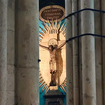 Krucyfiks Gerona, arcybiskupa kolońskiego, z X wieku, jeden z najcenniejszych zabytków katedry. Figura Chrystusa ma wysokość 1,87 m, a rozpiętość ramion wynosi 1,66 m. Krzyż znajduje się w Kaplicy św. Szczepana Krucyfiks Gerona, arcybiskupa kolońskiego, z X wieku, jeden z najcenniejszych zabytków katedry. Figura Chrystusa ma wysokość 1,87 m, a rozpiętość ramion wynosi 1,66 m. Krzyż znajduje się w Kaplicy św. Szczepana